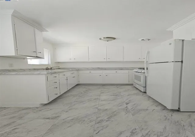 Listing Photo 5 - Condo for sale in building located at 7448 Lockwood St, Oakland, CA 94621