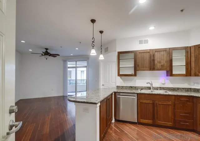 3rd image of 1501 Front St #338, San Diego, CA 92101 | MLS# 250027701SD