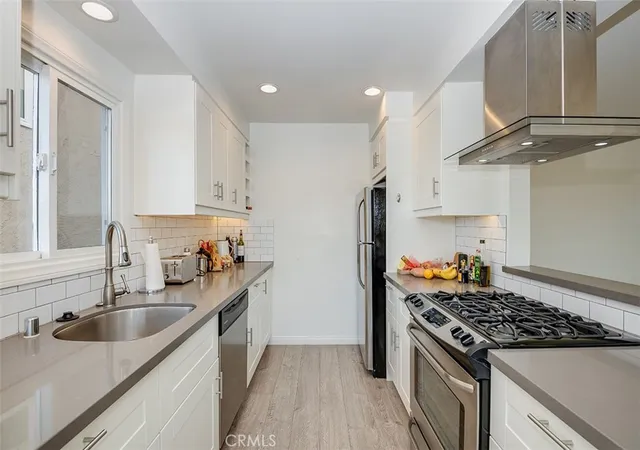 2nd image of 231 Longfellow Ave, Hermosa Beach, CA 90254 | MLS# SB25108231