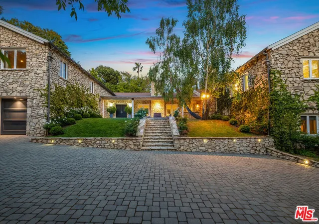 1st image of 422 Parkwood Dr, Los Angeles, CA 90077 | MLS# 25541743