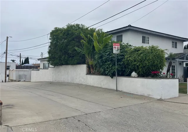 2nd image of 927 W 6th St, San Pedro, CA 90731 | MLS# CV25121653