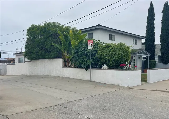3rd image of 927 W 6Th St, San Pedro, CA 90731 | MLS# CV25121653