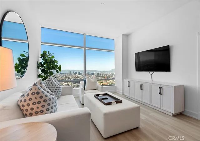 2nd image of 900 W Olympic Blvd #34F, Los Angeles, CA 90015 | MLS# SR25125401