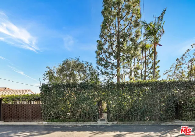 2nd image of 7464 Hillside Ave, Los Angeles, CA 90046 | MLS# 25541789