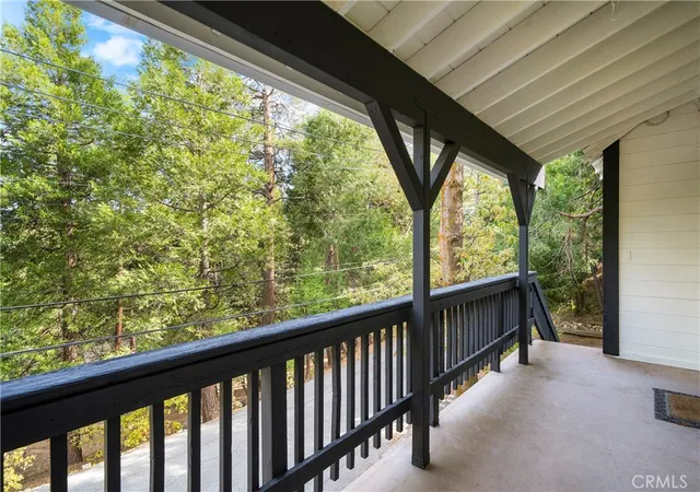 Photo 4 of Sale Pending at 814 Glen View Ln, Twin Peaks, CA 92391 | MLS# SW25136757 | Listing updated on 2026-09-10