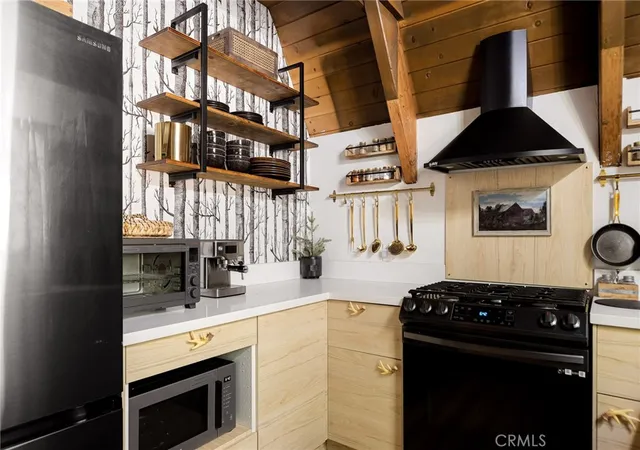 Photo 3 of Single family home for sale at 350 S Fairway Dr, Lake Arrowhead, CA 92352 | MLS# IG25140438 | Listing updated on 2026-10-05