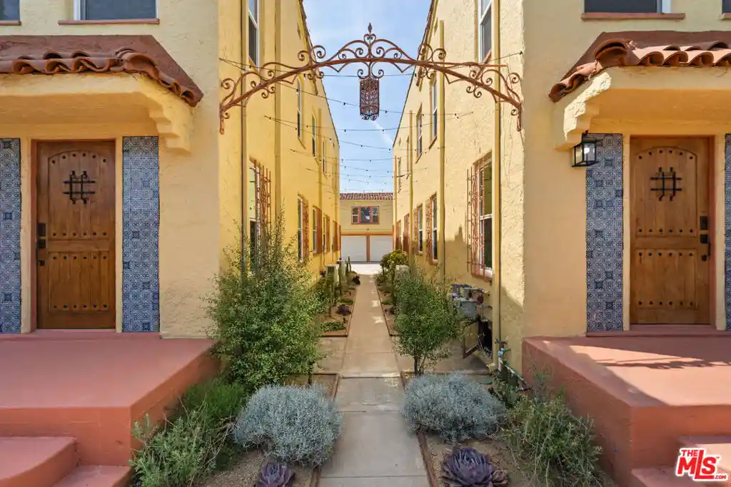 Listing Photo 1 - Condo for sale in 2935 Redondo Blvd located at 2935 Redondo Blvd, Los Angeles, CA 90016 - Unit 2935 Redondo Blvd