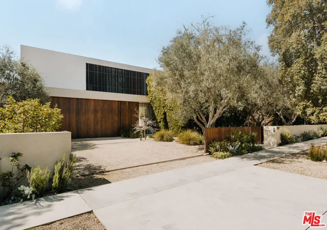 Photo 2 of Mansion for sale at 717 Moreno Ave, Los Angeles, CA 90049 | MLS# 25522841 | Listing updated on 2026-08-31
