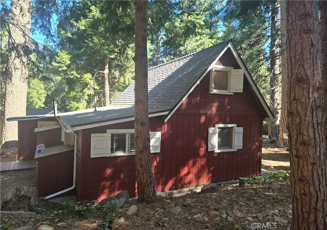 Homes for sale in Crestline, CA | 25035 Moon Dr, Crestline, CA 92325 | MLS# IG25148125