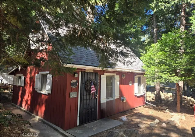 Homes for sale in Crestline, CA | 25035 Moon Dr, Crestline, CA 92325 | MLS# IG25148125
