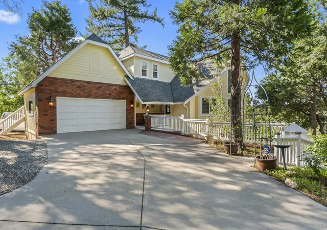 Photo 2 of Single family home for sale at 692 Zurich Dr, Lake Arrowhead, CA 92352 | MLS# 219132304DA | Listing updated on 2026-09-29