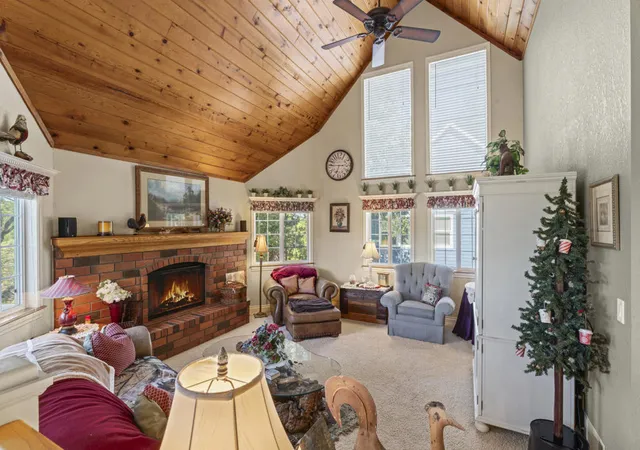 Photo 4 of Single family home for sale at 692 Zurich Dr, Lake Arrowhead, CA 92352 | MLS# 219132304DA | Listing updated on 2026-09-29