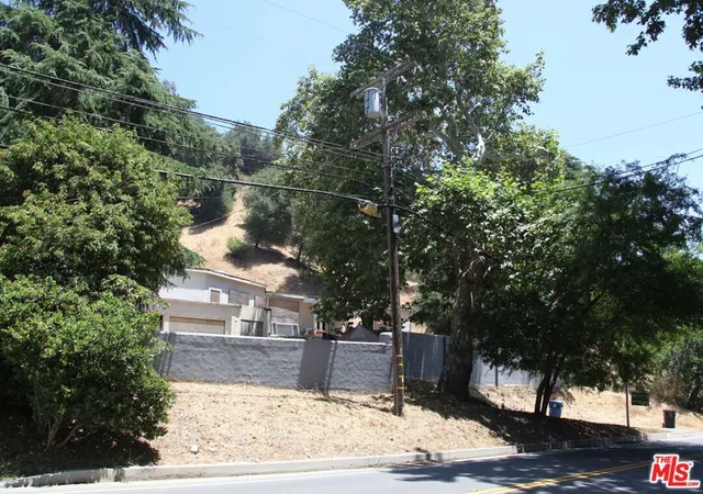 Photo 3 of Single family home for sale at 2534 Benedict Cyn Dr, Beverly Hills, CA 90210 | MLS# 25561091 | Listing updated on 2026-10-05