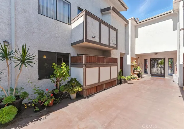 1st image of 6250 Fulton Ave #104, Van Nuys, CA 91401 | MLS# DW25151359