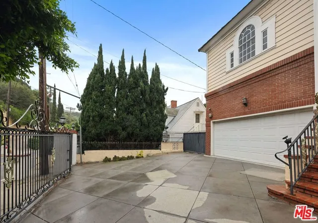 3rd image of 2431 Benedict Canyon Dr, Beverly Hills, CA 90210 | MLS# 25563395