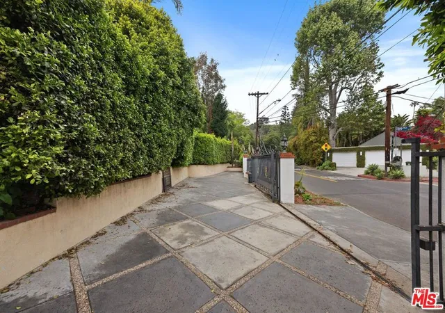 4th image of 2431 Benedict Canyon Dr, Beverly Hills, CA 90210 | MLS# 25563395