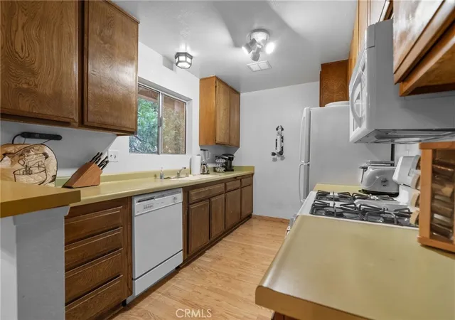 Photo 3 of Condo for sale at 103 Rockledge Ln, Lake Arrowhead, CA 92352 | MLS# IG25155914 | Listing updated on 2026-09-29
