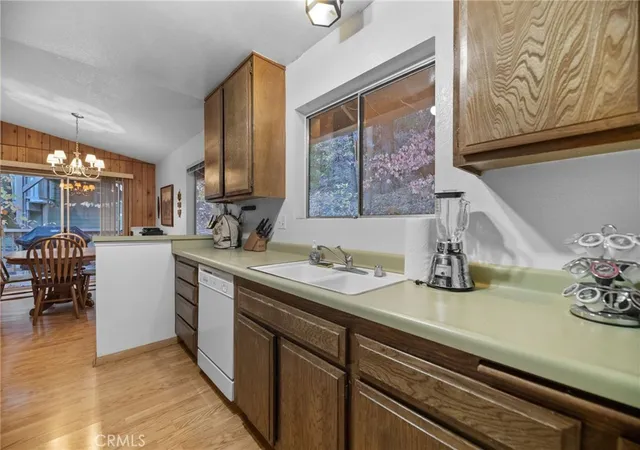 Photo 4 of Condo for sale at 103 Rockledge Ln, Lake Arrowhead, CA 92352 | MLS# IG25155914 | Listing updated on 2026-09-29