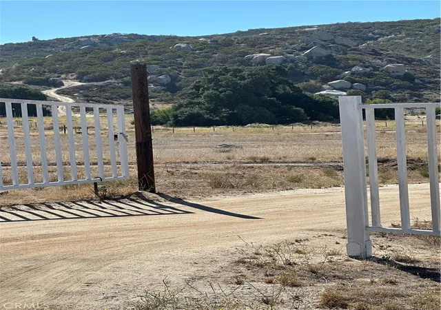 3rd image of 44845 Benton Rd, Hemet, CA 92544 | MLS# SW25156795