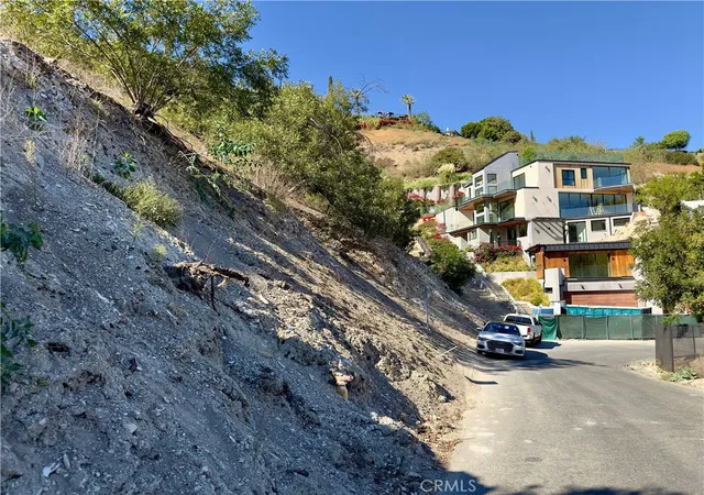 2nd image of 3747 Camino De La Cumbre, Sherman Oaks, CA 91423 | MLS# SR25161131