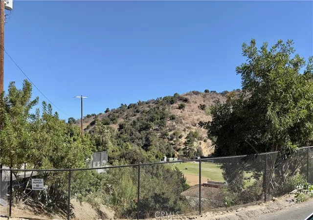 3rd image of 3747 Camino De La Cumbre, Sherman Oaks, CA 91423 | MLS# SR25161131