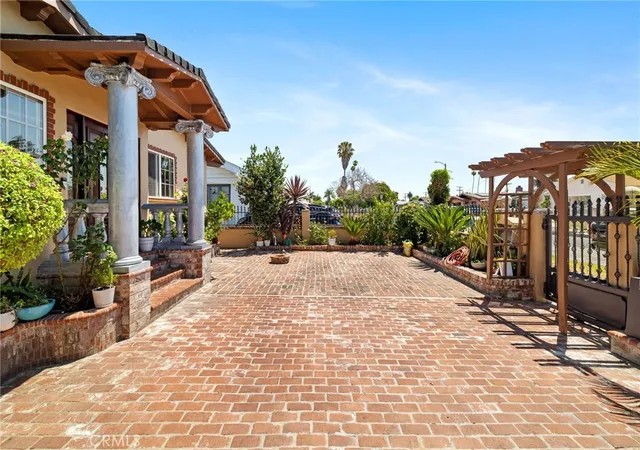 3rd image of 1729 W 51St Pl, Los Angeles, CA 90062 | MLS# SB25166325