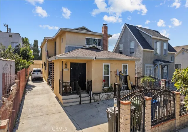 2nd image of 3887 S Van Ness Ave, Los Angeles, CA 90062 | MLS# SR25172940