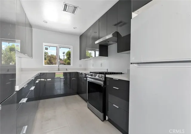 5th image of 22723 Leonora Dr, Woodland Hills, CA 91367 | MLS# SR25141958