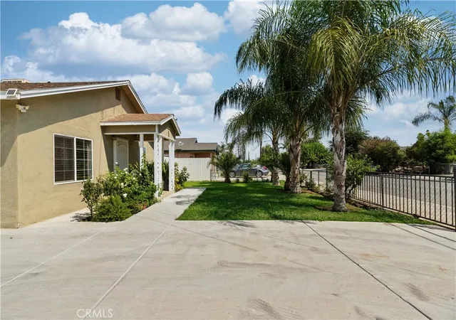 Photo 3 of Sale Pending at 2113 Princeton St, Delano, CA 93215 | MLS# DW25173604 | Listing updated on 2026-03-14