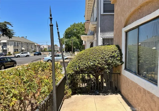 Listing Photo 4 - Condo for sale in building located at 2510 3rd Ave, Los Angeles, CA 90018