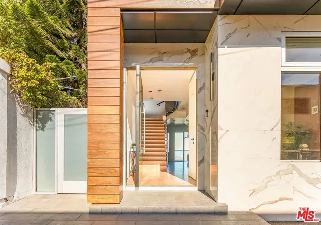 Photo 1 of Single family home for sale at 1610 Viewmont Dr, Los Angeles, CA 90069 | MLS# 25574427 | Listing updated on 2026-09-28