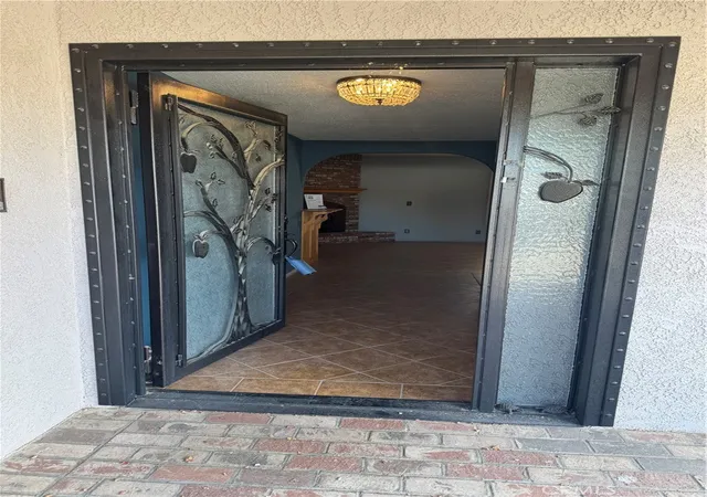 Photo 2 of Single family home for sale at 18965 Siskiyou Rd, Apple Valley, CA 92307 | MLS# SW25179742 | Listing updated on 2026-05-30
