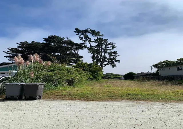 3rd image of 404 Lee Ave, Half Moon Bay, CA 94019 | MLS# ML82017849