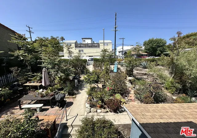 5th image of 2709 Strongs Dr, Venice, CA 90291 | MLS# 25578005
