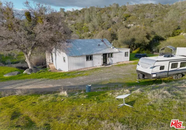 3rd image of 4132 Usona Rd, Mariposa, CA 95338 | MLS# 25581127