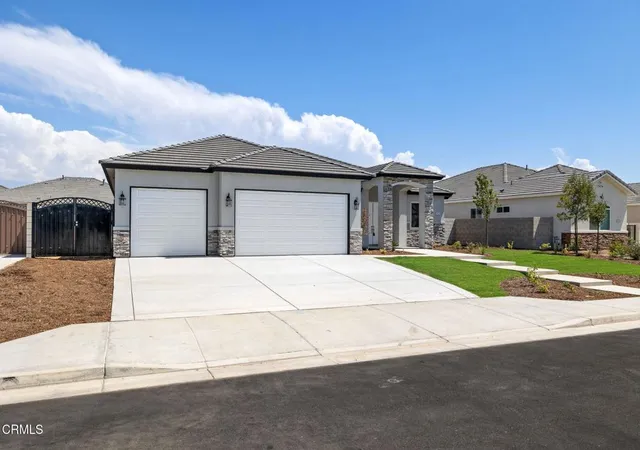 Photo 3 of Single family home for sale at 7422 Allenmeir Ct, Bakersfield, CA 93314 | MLS# V1-32056 | Listing updated on 2026-10-05