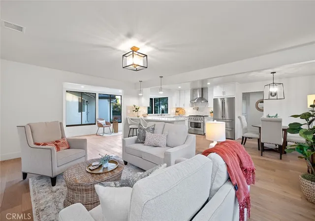 Photo 2 of Single family home for sale at 1985 Highland Oaks Dr, Arcadia, CA 91006 | MLS# AR25197764 | Listing updated on 2026-09-30