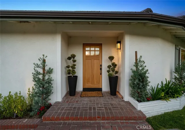 Photo 3 of Single family home for sale at 1985 Highland Oaks Dr, Arcadia, CA 91006 | MLS# AR25197764 | Listing updated on 2026-09-30