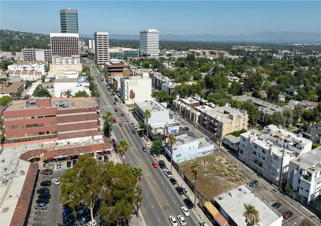 Photo 2 of Sale Pending at 15027 Ventura Blvd, Sherman Oaks, CA 91403 | MLS# SR25198366 | Listing updated on 2025-11-18