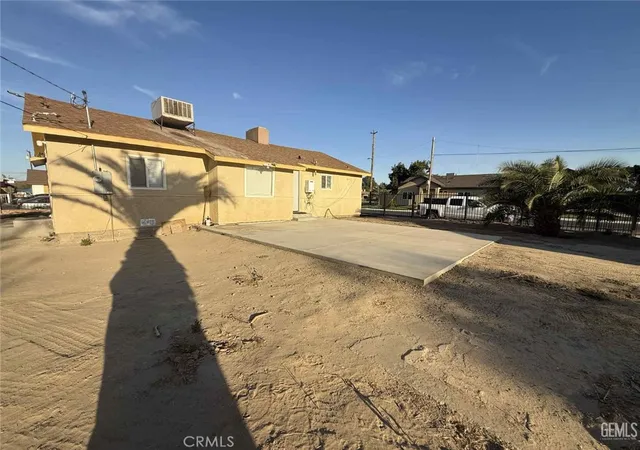 4th image of 214 Madison St, Bakersfield, CA 93307 | MLS# SR25200733