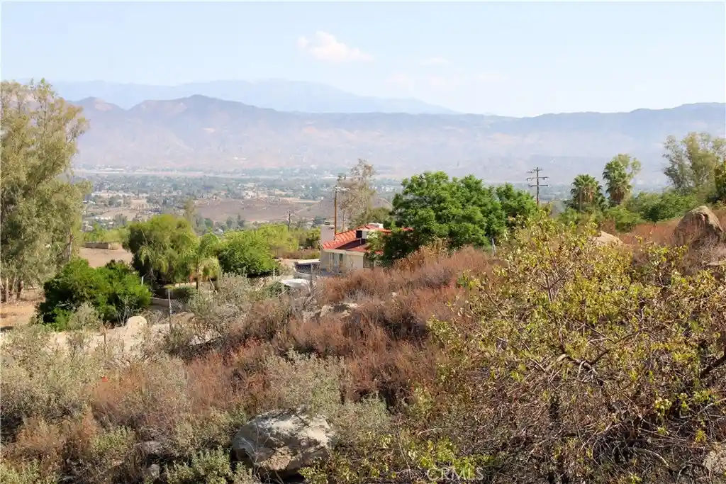 Photo 1 of Sale Pending at 10 Vista Del Valle, Hemet, CA 92544 | MLS# SW25198377 | Listing updated on 2026-10-31