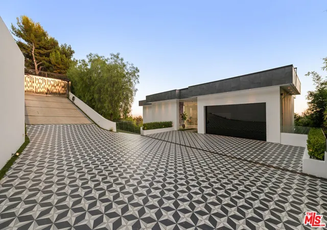 3rd image of 7080 Mulholland Dr, Los Angeles, CA 90068 | MLS# 25589189