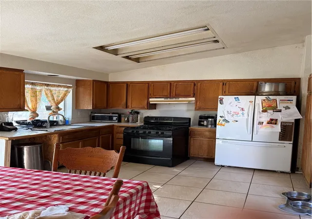 5th image of 3160 Crowne Dr, Palmdale, CA 92551 | MLS# DW25208254