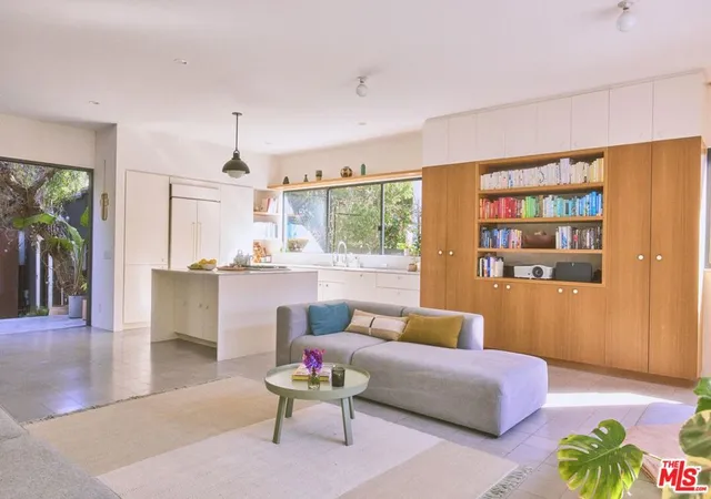 Photo 1 of Sale Pending at 906 Superba Ave, Venice, CA 90291 | MLS# 25589241 | Listing updated on 2026-02-10