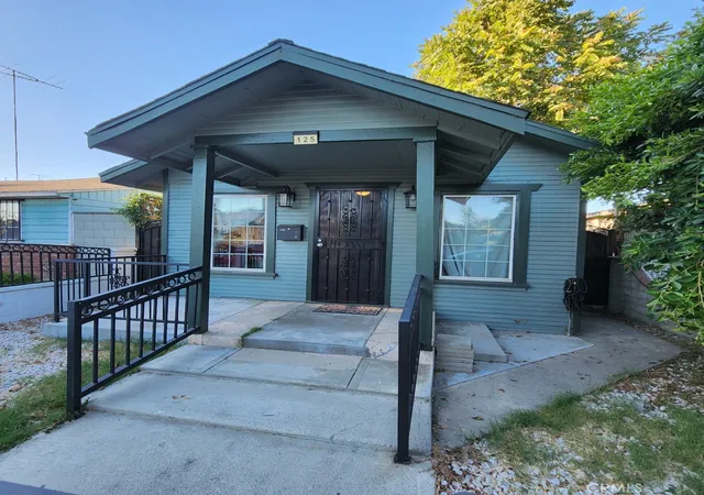 Photo 1 of Single family home for sale at 125 E 68th Way, Long Beach, CA 90805 | MLS# SB25203252 | Listing updated on 2026-10-01