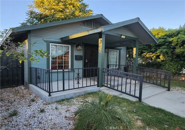 Photo 2 of Single family home for sale at 125 E 68th Way, Long Beach, CA 90805 | MLS# SB25203252 | Listing updated on 2026-10-01