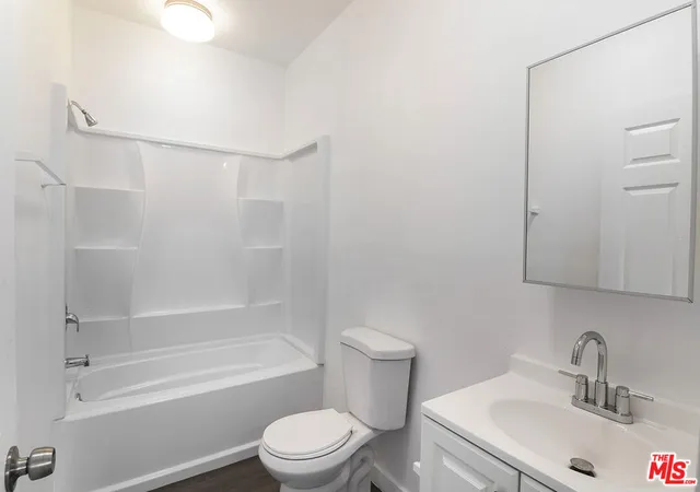 3rd image of 1820 W 11Th St, Los Angeles, CA 90006 | MLS# 25592023
