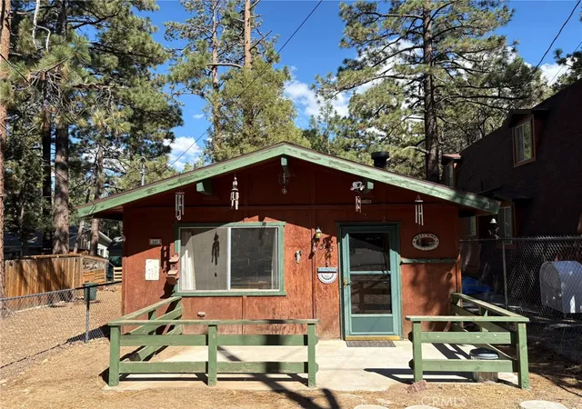 1st image of 343 Holmes Ln, Sugarloaf, CA 92386 | MLS# PW25209606