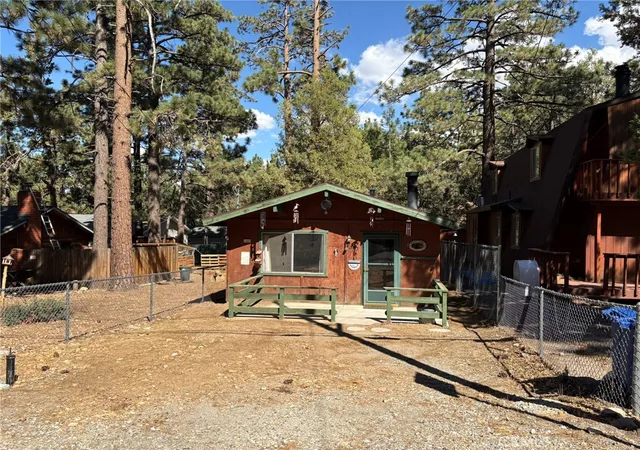 2nd image of 343 Holmes Ln, Sugarloaf, CA 92386 | MLS# PW25209606