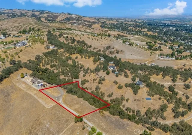 3rd image of 350 Robles Rd, Paso Robles, CA 93446 | MLS# SC25217476